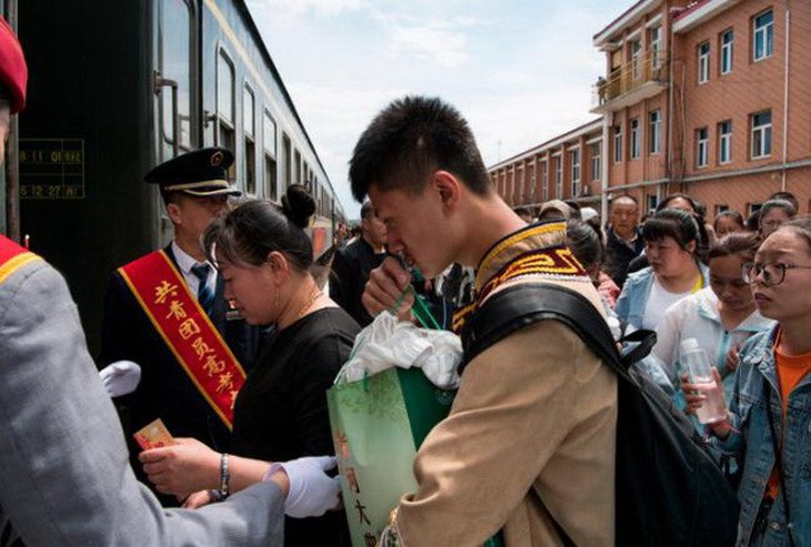 Phụ huynh Trung Quốc... đốt đồ cúng ngoài trường thi cho con may mắn - Ảnh 4.