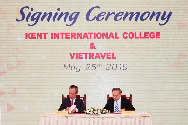 Doanh nghiệp cùng nhà trường cam kết việc làm cho sinh viên - Ảnh 1. Doanh nghiệp cùng nhà trường cam kết việc làm cho sinh viên - Ảnh 1.