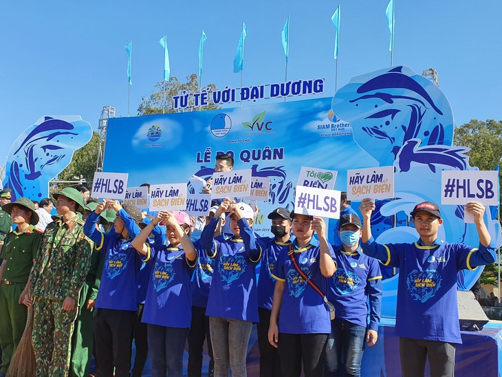 Nhìn hàng trăm bạn trẻ vã mồ hôi dọn rác, nhiều người thấy xấu hổ - Ảnh 6.