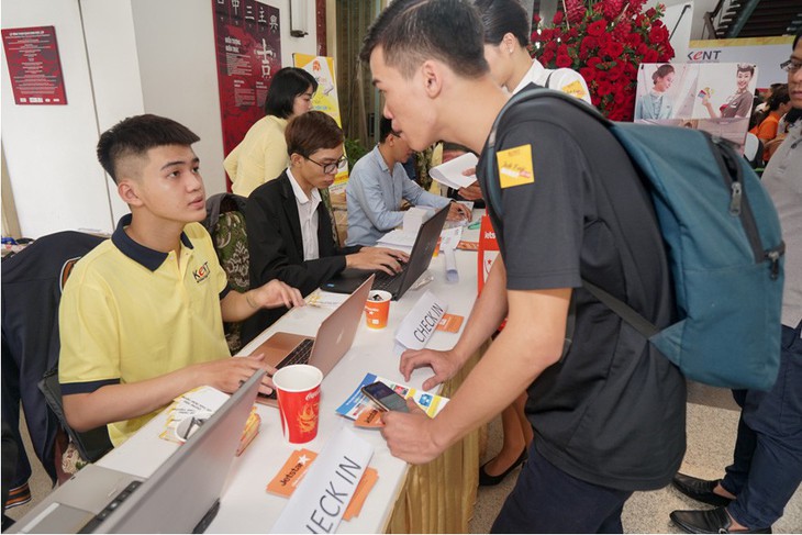 Doanh nghiệp cùng nhà trường cam kết việc làm cho sinh viên - Ảnh 3. Doanh nghiệp cùng nhà trường cam kết việc làm cho sinh viên - Ảnh 3.
