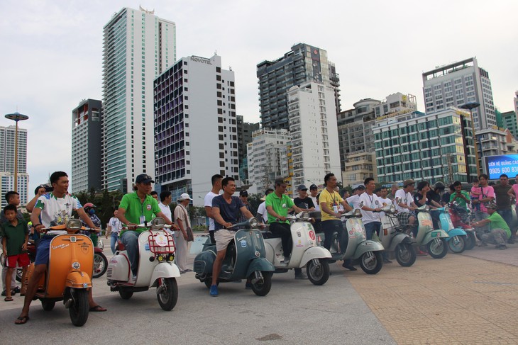 400 xe Vespa và ôtô cổ hội ngộ tại Nha Trang - Ảnh 23.