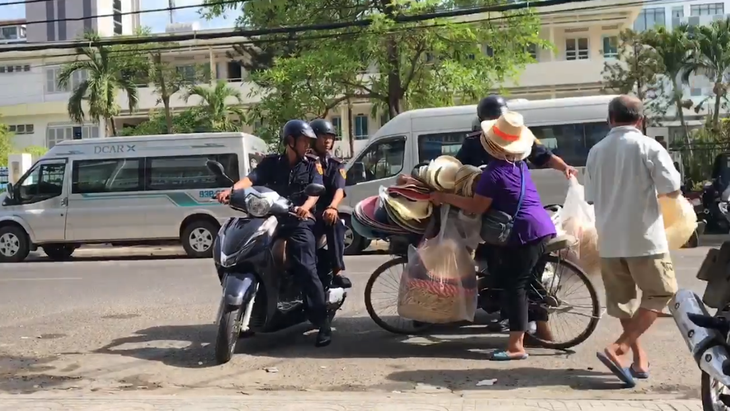 Dân mạng phẫn nộ với việc thu gom hàng rong không lập biên bản - Ảnh 3.