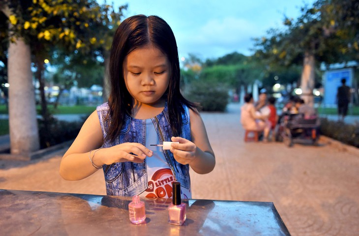 Coi chừng trẻ nhập viện vì cố mở nắp thử một miếng - Ảnh 4. Coi chừng trẻ nhập viện vì cố mở nắp thử một miếng - Ảnh 4.