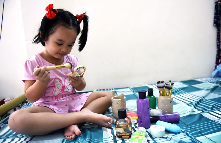 Coi chừng trẻ nhập viện vì cố mở nắp thử một miếng - Ảnh 1. Coi chừng trẻ nhập viện vì cố mở nắp thử một miếng - Ảnh 1.
