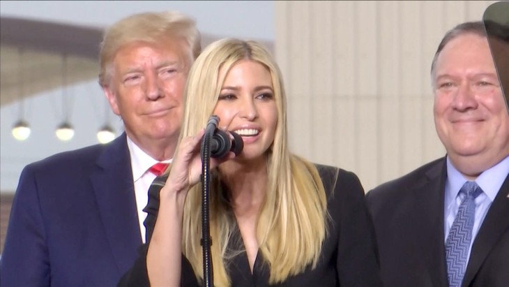 Ivanka Trump nổi bật trong chuyến công du châu Á của cha - Ảnh 3.