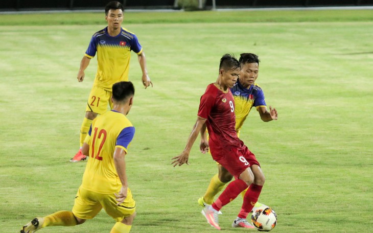 U23 Việt Nam thắng sát nút U18 tỉ số 1-0, HLV Park nhiều lần... lắc đầu