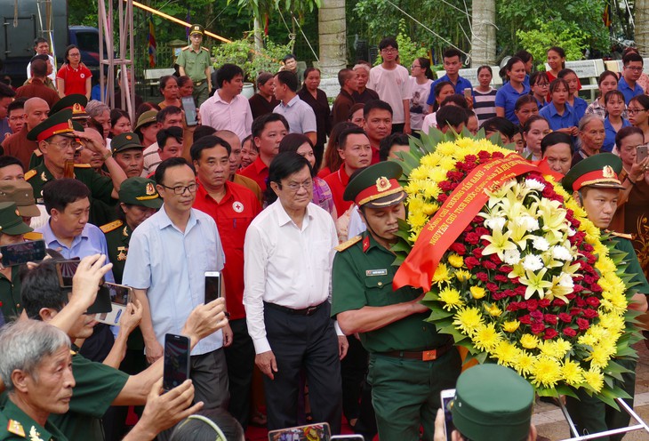 Ông Trương Tấn Sang dâng hương ở nghĩa trang liệt sĩ Vị Xuyên - Ảnh 1.