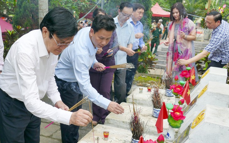 Ông Trương Tấn Sang dâng hương ở nghĩa trang liệt sĩ Vị Xuyên