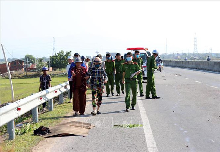 Đang đi bộ về nhà, người đàn ông bị ôtô tông biến dạng - Ảnh 1.