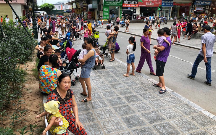 Cảnh người người chen chúc, ngột ngạt ở chung cư 