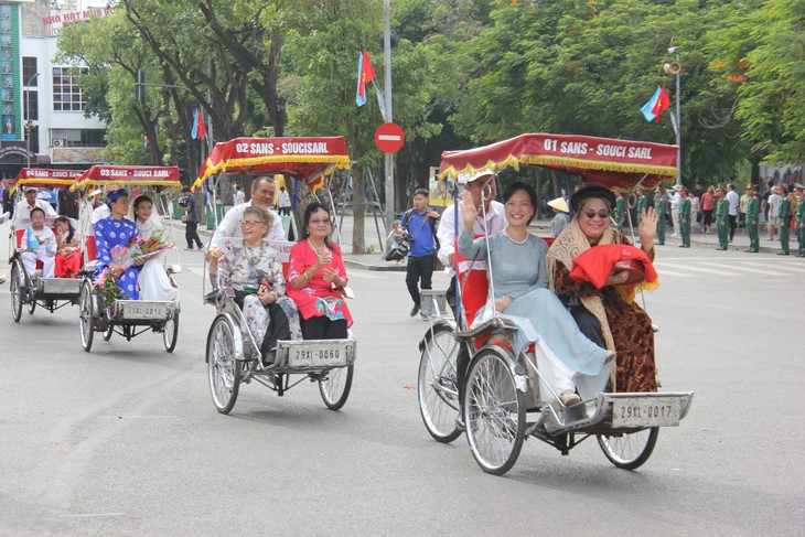 Ngộ nghĩnh trâu mặc hoàng bào dạo phố ở Hà Nội - Ảnh 8.