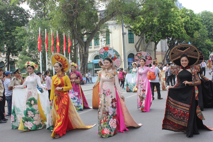 Ngộ nghĩnh trâu mặc hoàng bào dạo phố ở Hà Nội - Ảnh 5.