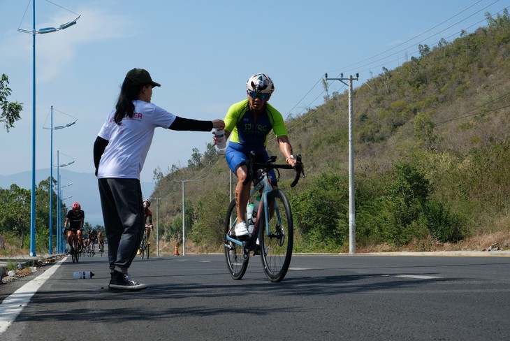 500 vận động viên quốc tế tranh tài 3 môn phối hợp tại Nha Trang - Ảnh 5.