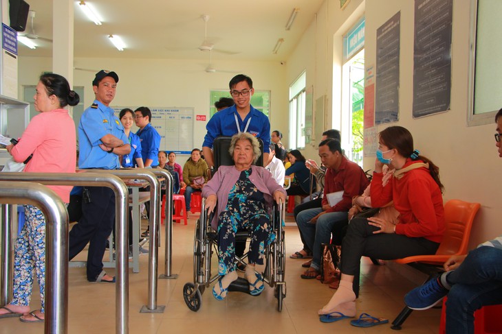 Sinh viên y mở siêu thị 0 đồng, tiếp sức bệnh nhân đi khám bệnh - Ảnh 1. Sinh viên y mở siêu thị 0 đồng, tiếp sức bệnh nhân đi khám bệnh - Ảnh 1.
