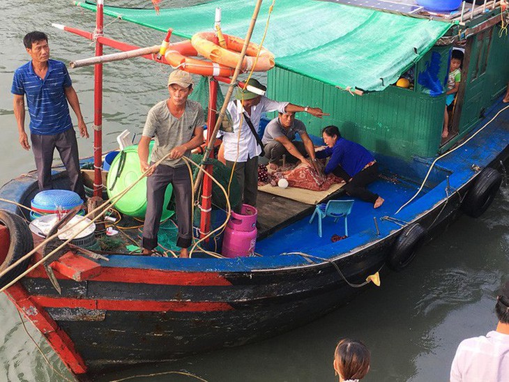 Trời bất ngờ nổi dông, bé 4 tuổi rơi từ tàu xuống biển chết đuối - Ảnh 2.