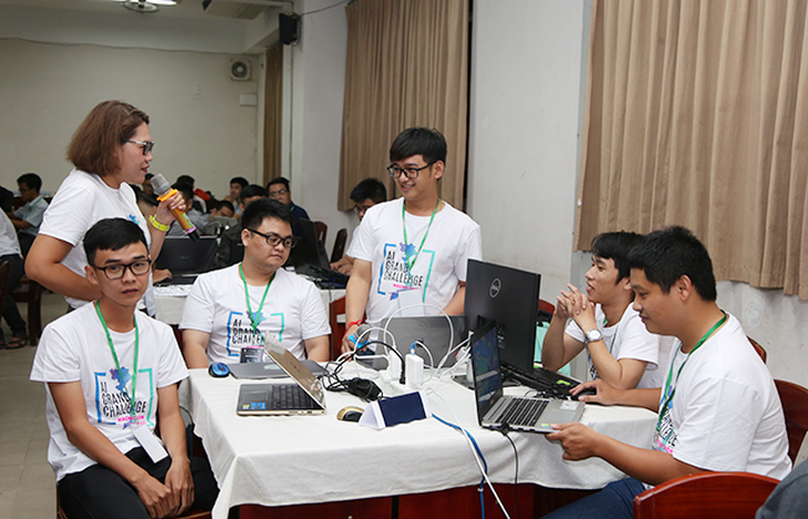 ĐH Duy Tân đoạt giải nhì tại Hackathon Vietnam AI Grand Challenge 2019 miền Trung - Ảnh 2. ĐH Duy Tân đoạt giải nhì tại Hackathon Vietnam AI Grand Challenge 2019 miền Trung - Ảnh 2.