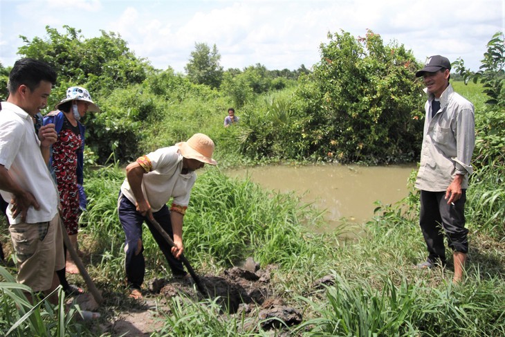 Bến Tre: Không chịu nổi ô nhiễm, người dân đào ống xả thải của trại vịt - Ảnh 1.