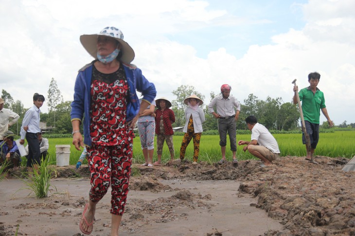 Bến Tre: Không chịu nổi ô nhiễm, người dân đào ống xả thải của trại vịt - Ảnh 2.