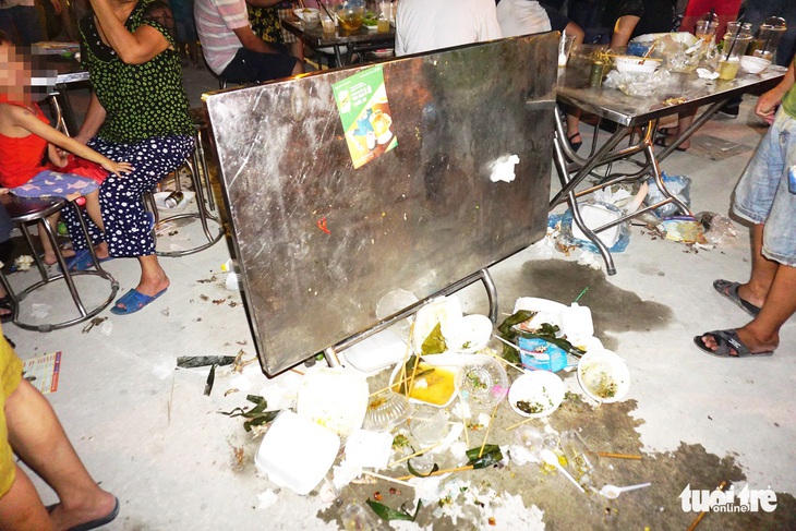 Khách dự Festival văn hóa ẩm thực du lịch quốc tế đi trên rác, ăn cạnh rác - Ảnh 5. Khách dự Festival văn hóa ẩm thực du lịch quốc tế đi trên rác, ăn cạnh rác - Ảnh 5.