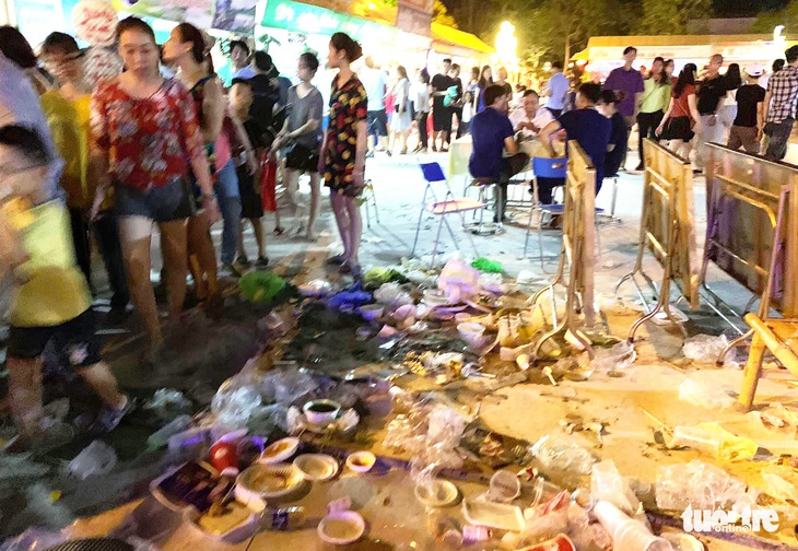 Khách dự Festival văn hóa ẩm thực du lịch quốc tế đi trên rác, ăn cạnh rác - Ảnh 1. Khách dự Festival văn hóa ẩm thực du lịch quốc tế đi trên rác, ăn cạnh rác - Ảnh 1.