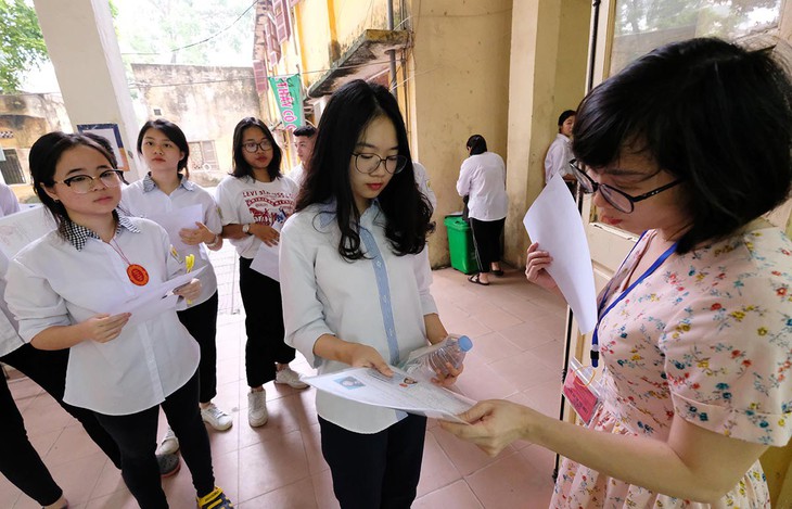 Giáo dục đại học: Tránh áo thường lại gắn hàng hiệu - Ảnh 1.