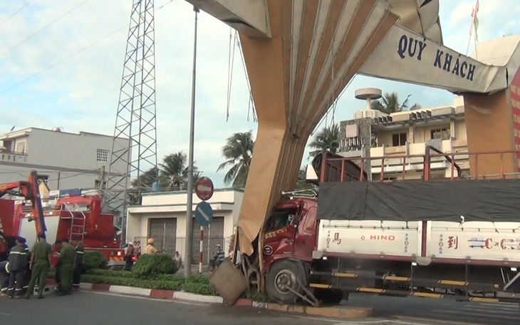 Video: Xe tải đâm cổng chào tiền tỷ ở Mỹ Tho