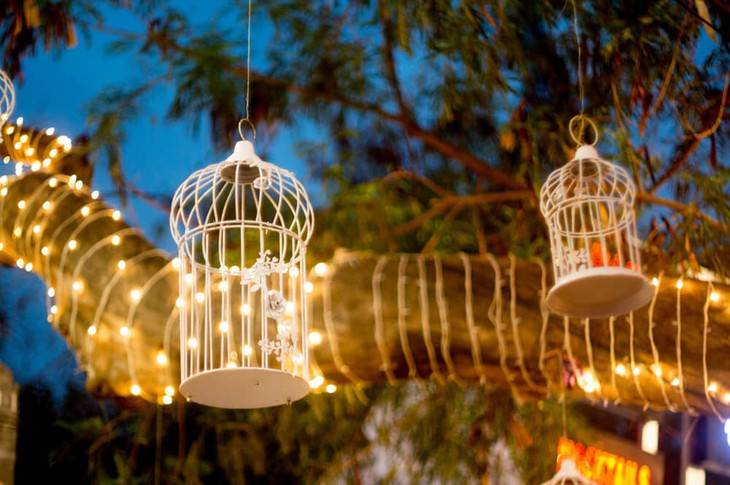 Sân vườn thêm lung linh với 5 ý tưởng treo đèn phong cách Rustic - Ảnh 3. Sân vườn thêm lung linh với 5 ý tưởng treo đèn phong cách Rustic - Ảnh 3.