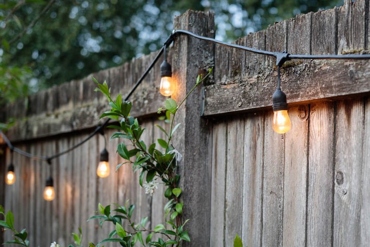 Sân vườn thêm lung linh với 5 ý tưởng treo đèn phong cách Rustic - Ảnh 5. Sân vườn thêm lung linh với 5 ý tưởng treo đèn phong cách Rustic - Ảnh 5.