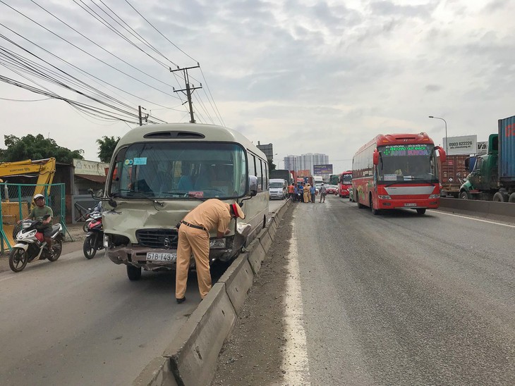 Xe khách tông nát 2 ôtô, quốc lộ 1 kẹt cứng nhiều giờ - Ảnh 2.