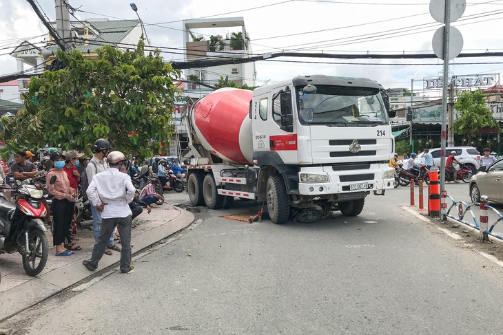 Xe trộn bêtông chạy giờ cấm, cán chết phụ nữ đi xe máy - Ảnh 1. Xe trộn bêtông chạy giờ cấm, cán chết phụ nữ đi xe máy - Ảnh 1.