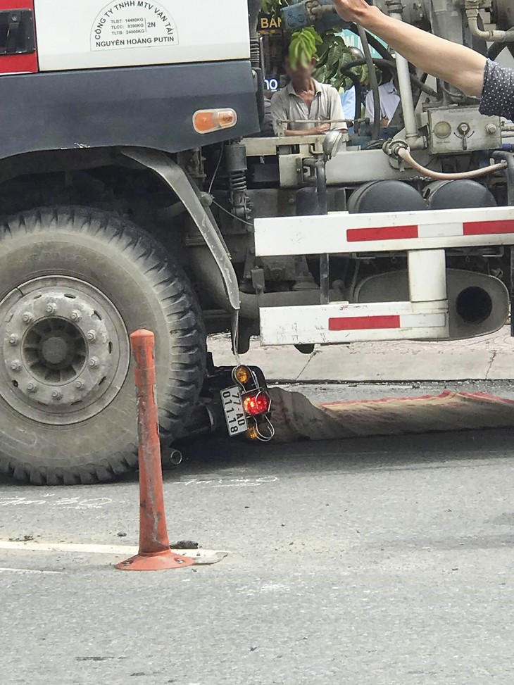 Xe trộn bêtông chạy giờ cấm, cán chết phụ nữ đi xe máy - Ảnh 2. Xe trộn bêtông chạy giờ cấm, cán chết phụ nữ đi xe máy - Ảnh 2.
