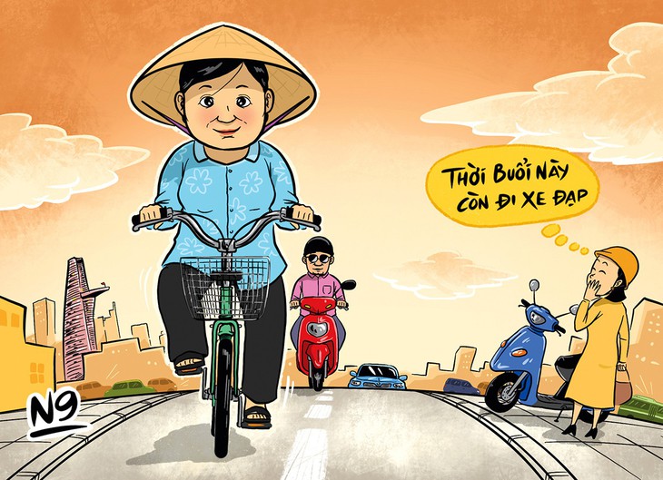 Giữa rừng xe máy có một bà già đạp xe cọc cạch... - Ảnh 1. Giữa rừng xe máy có một bà già đạp xe cọc cạch... - Ảnh 1.