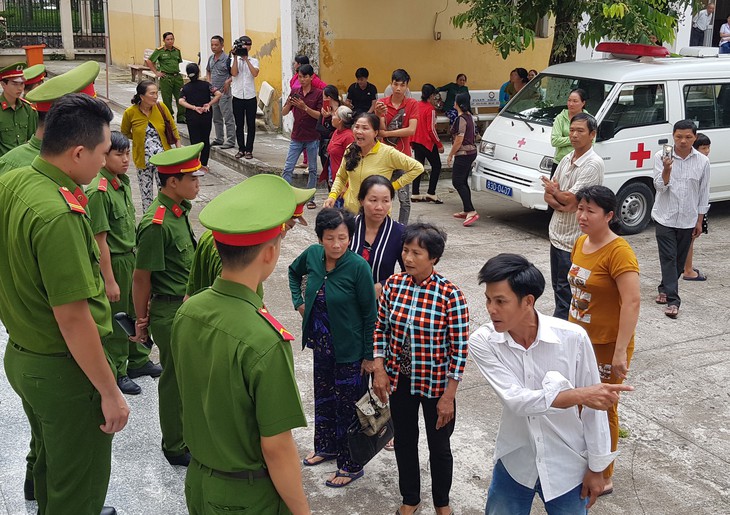 Tòa tuyên xong, nhiều bị hại gây náo loạn, đòi bị cáo trả tiền ngay - Ảnh 1.