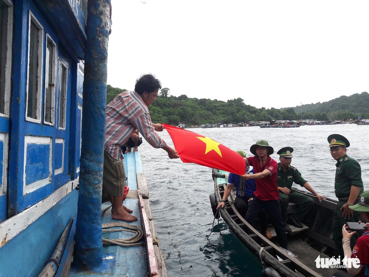 Vượt sóng trao tủ thuốc, cờ Tổ quốc cho ngư dân - Ảnh 4.