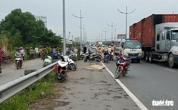 Nghi án cô gái bị sát hại giữa đường ở Bình Chánh - Ảnh 1.