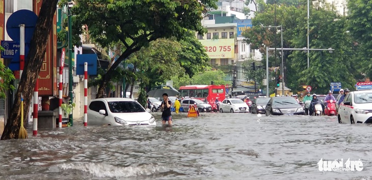 Mưa dông giữa trưa, nhiều tuyến phố Hà Nội ngập sâu nửa mét - Ảnh 9.