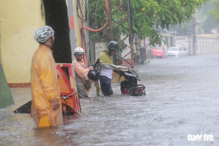 Mưa dông giữa trưa, nhiều tuyến phố Hà Nội ngập sâu nửa mét - Ảnh 5.