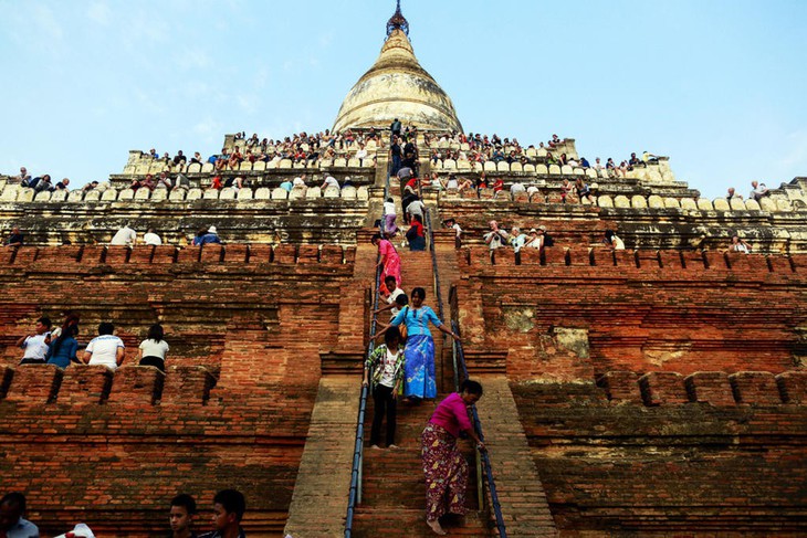 Myanmar cấm du khách leo lên các ngôi chùa ở Bagan - Ảnh 1.