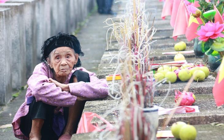 Người mẹ liệt sĩ 93 tuổi lần đầu viếng mộ con