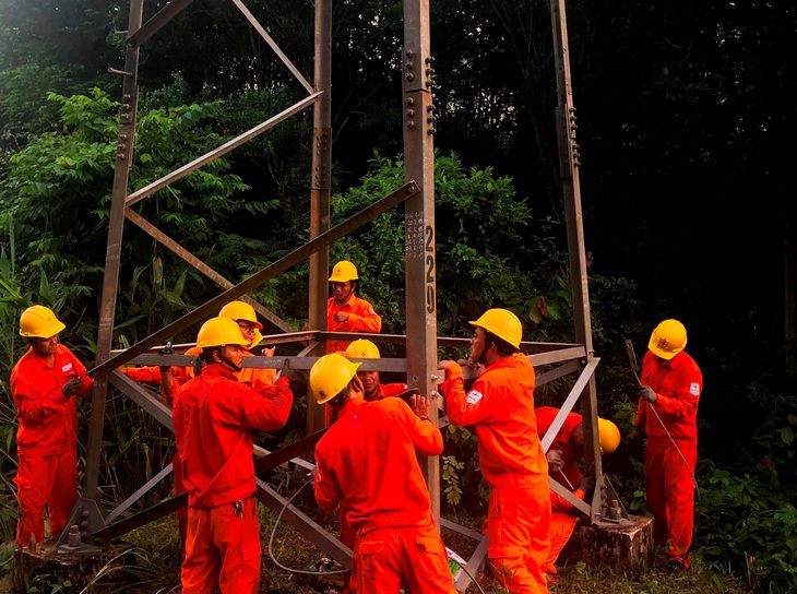 Mất trộm 70 thanh giằng chịu lực, nhiều trụ điện cao thế bị đe dọa an toàn - Ảnh 1.