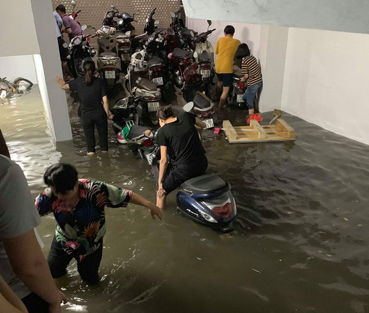 Mưa lớn, dân lặn mò tìm xe máy - Ảnh 4. Mưa lớn, dân lặn mò tìm xe máy - Ảnh 4.