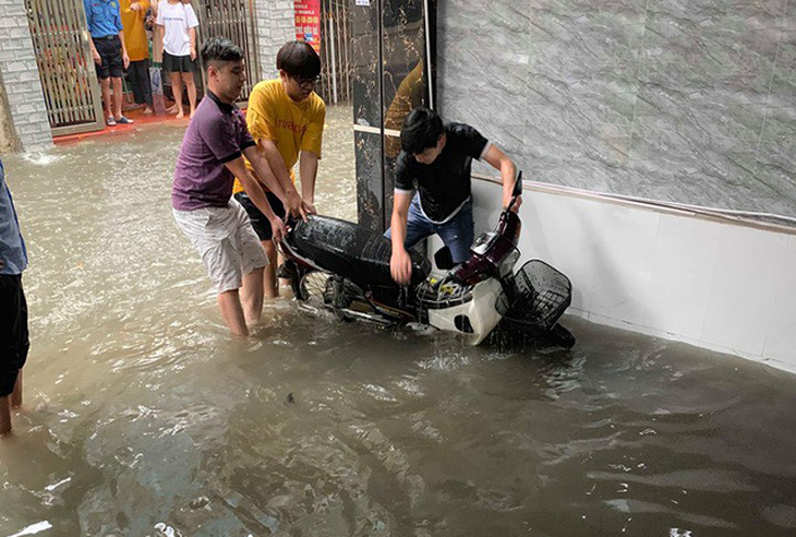 Mưa lớn, dân lặn mò tìm xe máy - Ảnh 5. Mưa lớn, dân lặn mò tìm xe máy - Ảnh 5.