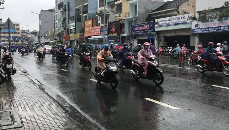 Bão ở miền Bắc, sao TP.HCM mưa như có bão? - Ảnh 2. Bão ở miền Bắc, sao TP.HCM mưa như có bão? - Ảnh 2.