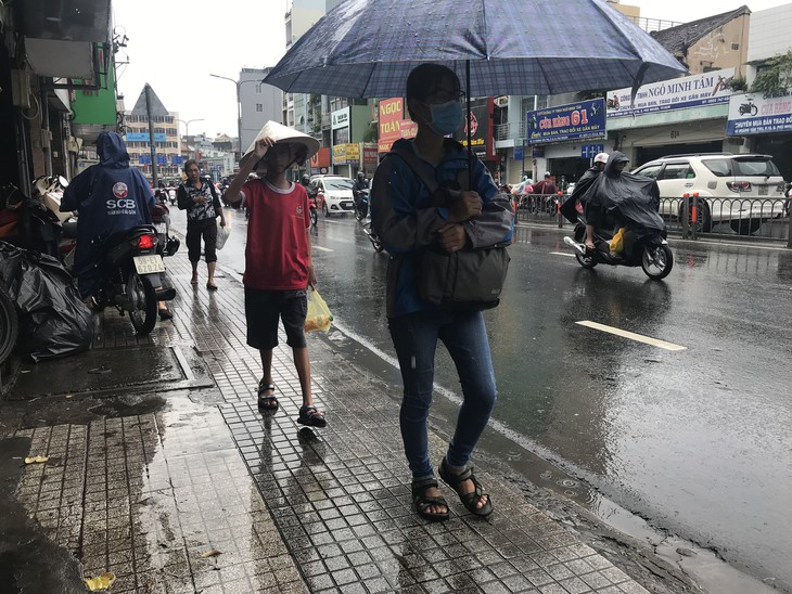 Bão ở miền Bắc, sao TP.HCM mưa như có bão? - Ảnh 1. Bão ở miền Bắc, sao TP.HCM mưa như có bão? - Ảnh 1.
