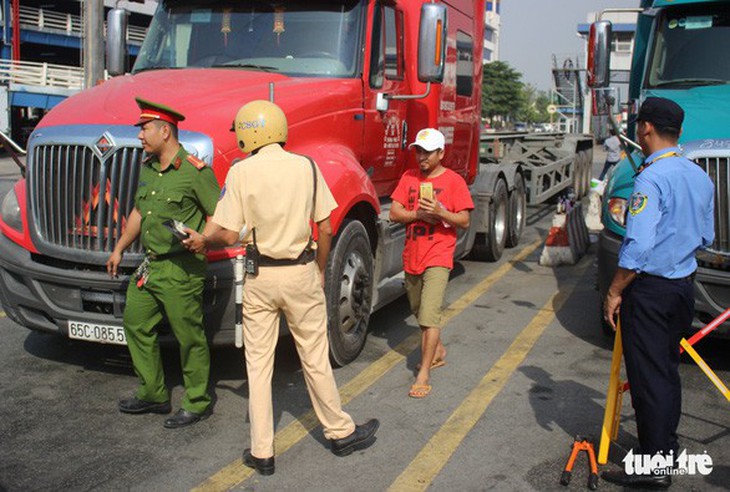 Từ 15-7, CSGT tổng kiểm soát ôtô chở khách, ôtô vận tải container và môtô - Ảnh 1.