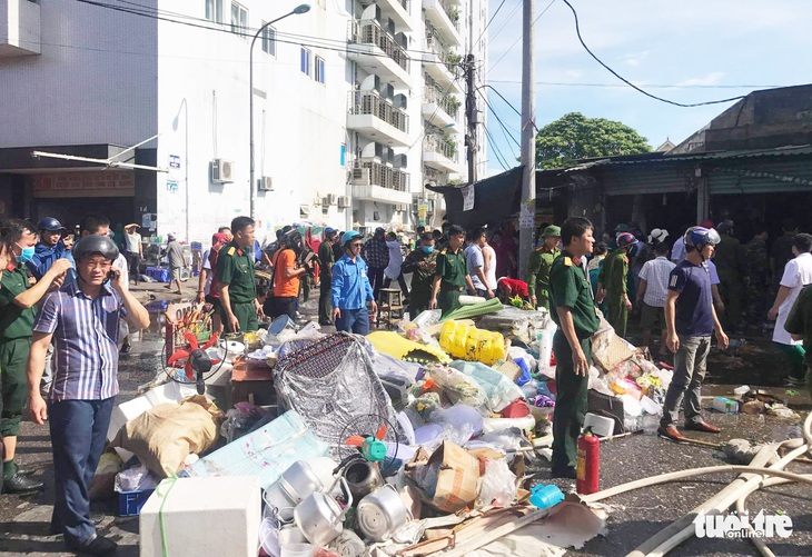 Cháy chợ gần bệnh viện, bác sĩ sơ tán hàng giúp tiểu thương - Ảnh 4.