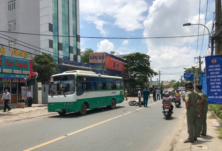 Cô gái trẻ tử vong tại chỗ sau khi tông trực diện vào xe buýt - Ảnh 1.