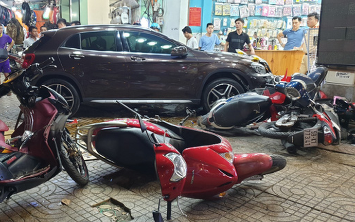 Nữ tài xế lái xe hơi húc 6 xe máy ở quận 5, cấp cứu ít nhất 6 người