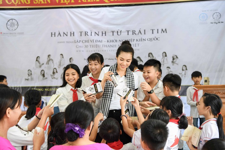 Hành trình Từ Trái Tim: Vượt ngàn hải lý trao tặng sách quý - Ảnh 13.