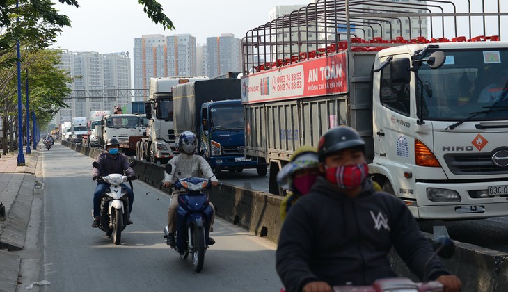 6 tháng, 100 xe container chết máy gây ra 100 vụ kẹt xe ở Cát Lái - Ảnh 1.